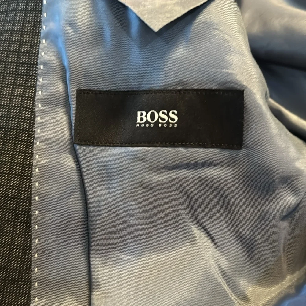 Hugo Boss patterned gray, black, and‎ blue Blazer 100% Virgin Wool Vintage Nice